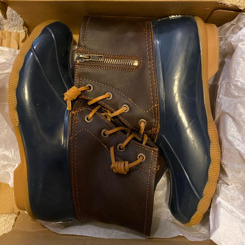 Sperry Women’s Saltwater Duck Boot 6.5 tan/navy